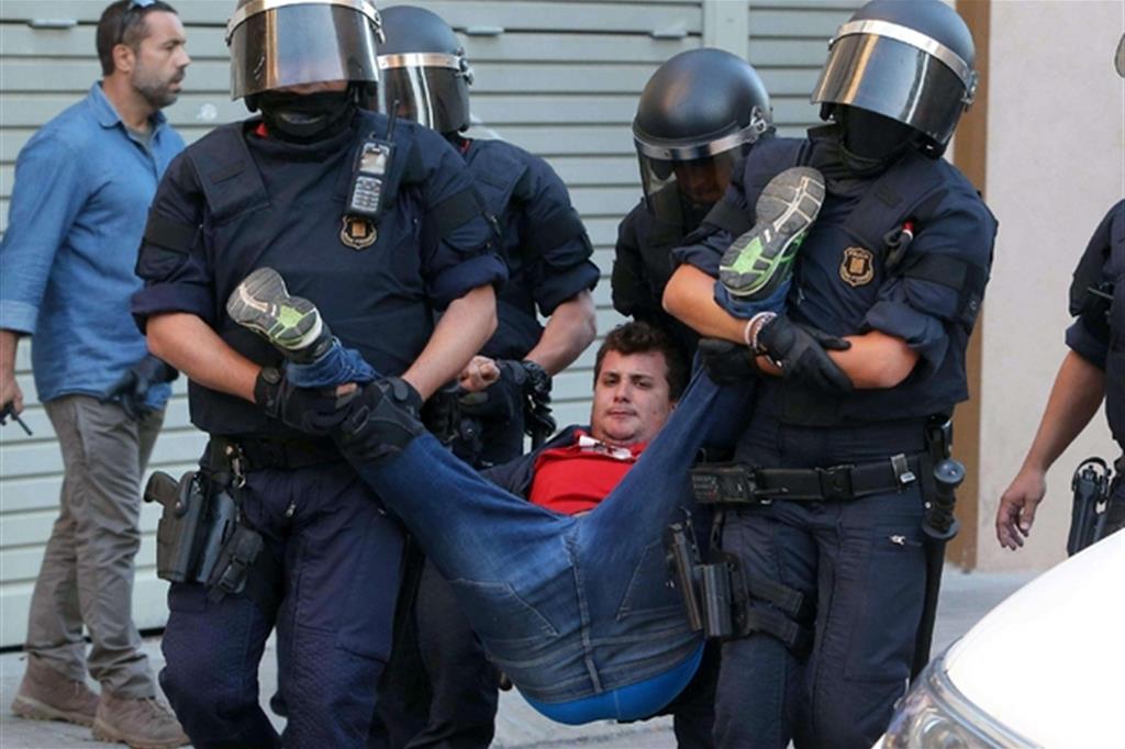 Mossos d'Esquadra impegnati per controllare le proteste a Barcellona (Ansa)