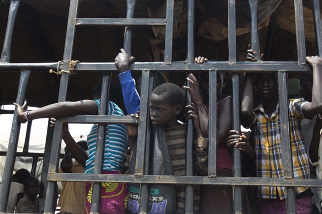 Bimbi sfollati dal Sud Sudan in un campo profughi dell'Uganda settentrionale (Ansa/Ap)