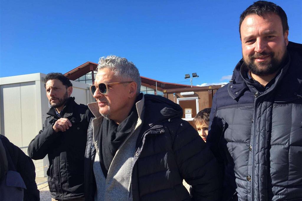 Roberto Baggio (con gli occhiali) ad Amatrice per il suo cinquantesimo compleanno (Ansa)