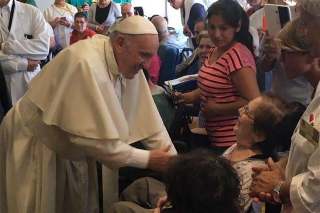 Il Papa alla Fondazione Santa Lucia in una foto pubblicata sul profilo Facebook della struttura