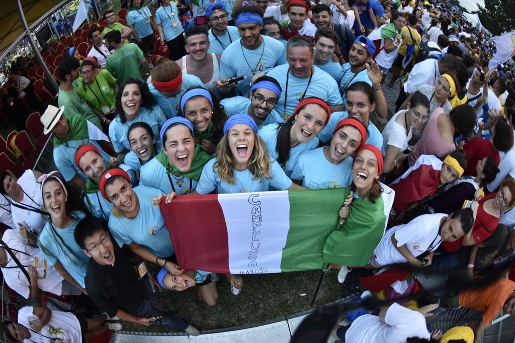 Giovani pellegrini italiani a Cracovia per la Gmg. L'11 e il 12 agosto il Papa li ha invitati a Roma in vista del Sinodo