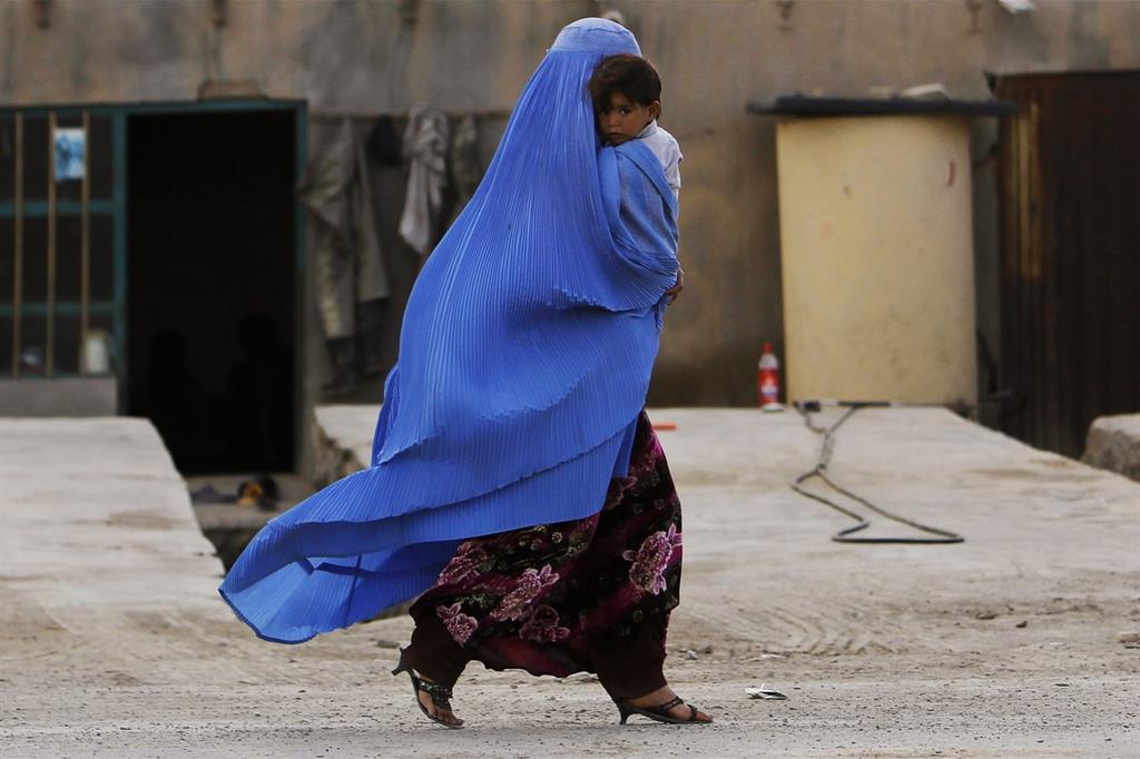 Una madre con il figlio a Kabul (Reuters)