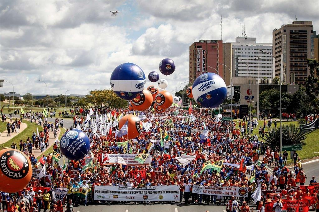 La grande protesta di mercoledì nella capitale federale Brasilia (Foto Ansa)