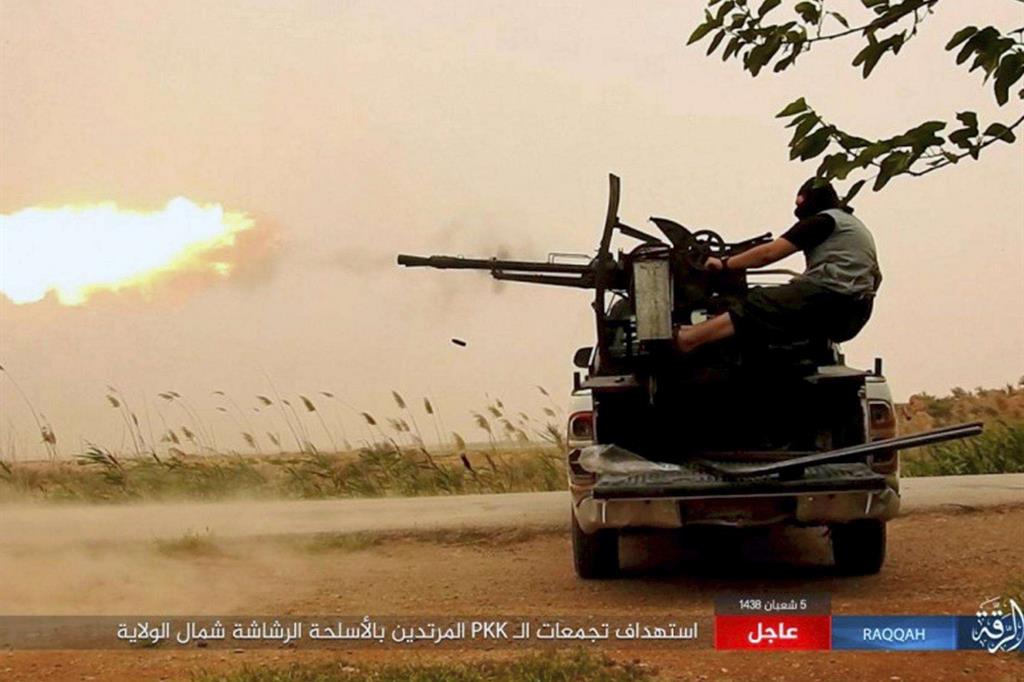 Un miliziano del Daesh impegnato durante un combattimento con le Forze democratiche siriane a Raqqa (Ansa/Ap)
