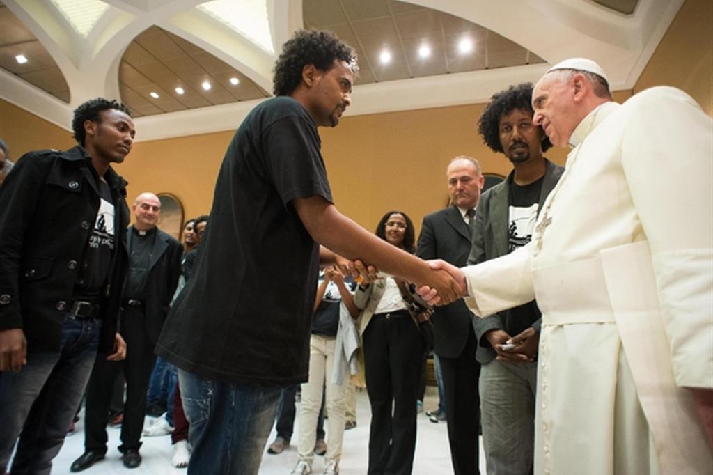 Papa Francesco riceve, in udienza privata, un gruppo di immigrati sopravvissuti al naufragio di Lampedusa (Ansa)