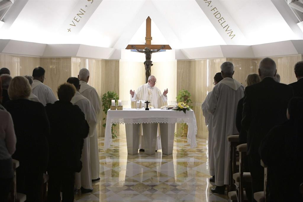 Papa Francesco celebra la Messa nella Cappella di Casa Santa Marta (Osservatore Romano)