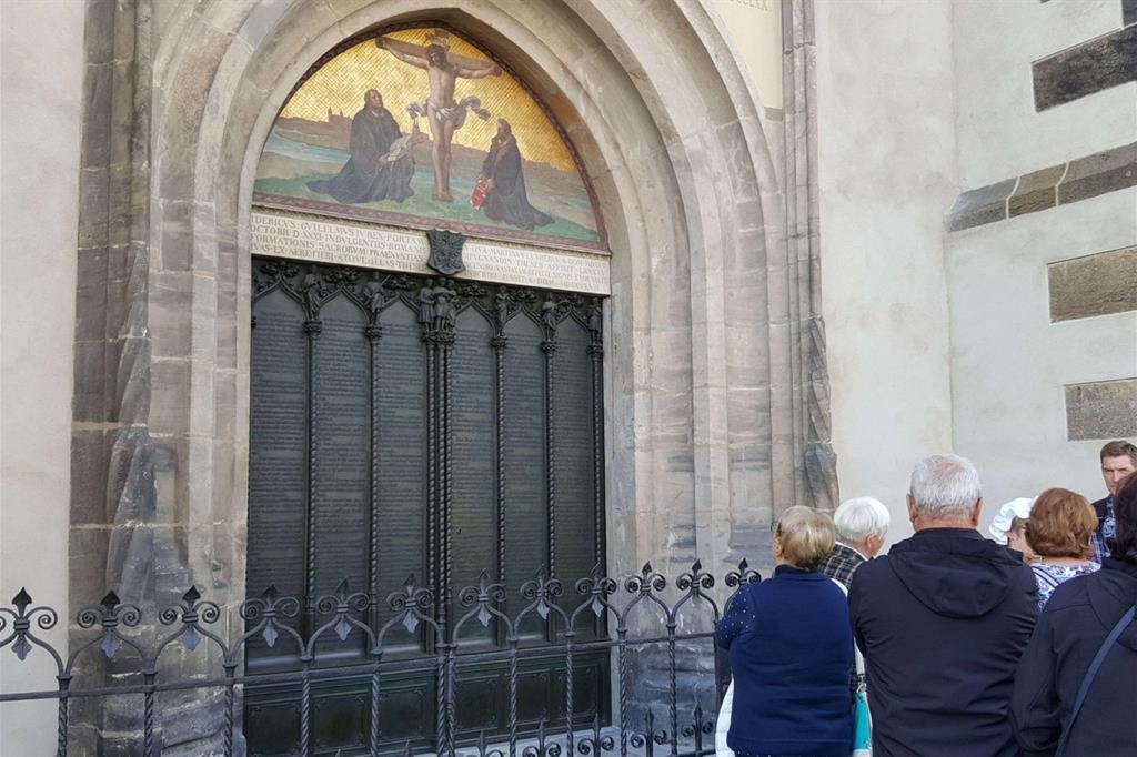 Il portale con le 95 Tesi di Lutero nella chiesa del castello a Wittenberg in Germania