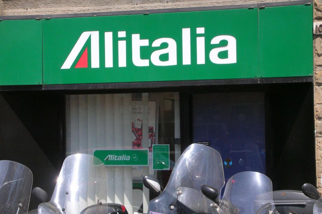 Scooter in sosta davanti agli uffici di Alitalia (agenziami via Flickr https://flic.kr/p/4TzqL6)