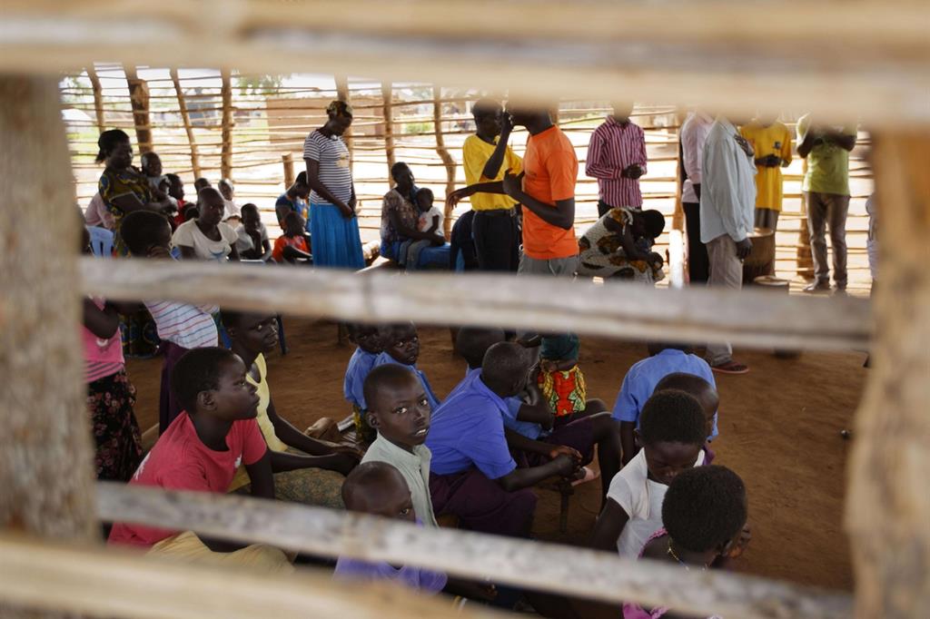Sfollati sud sudanesi in un campo profughi nel Nord Uganda (Ansa)
