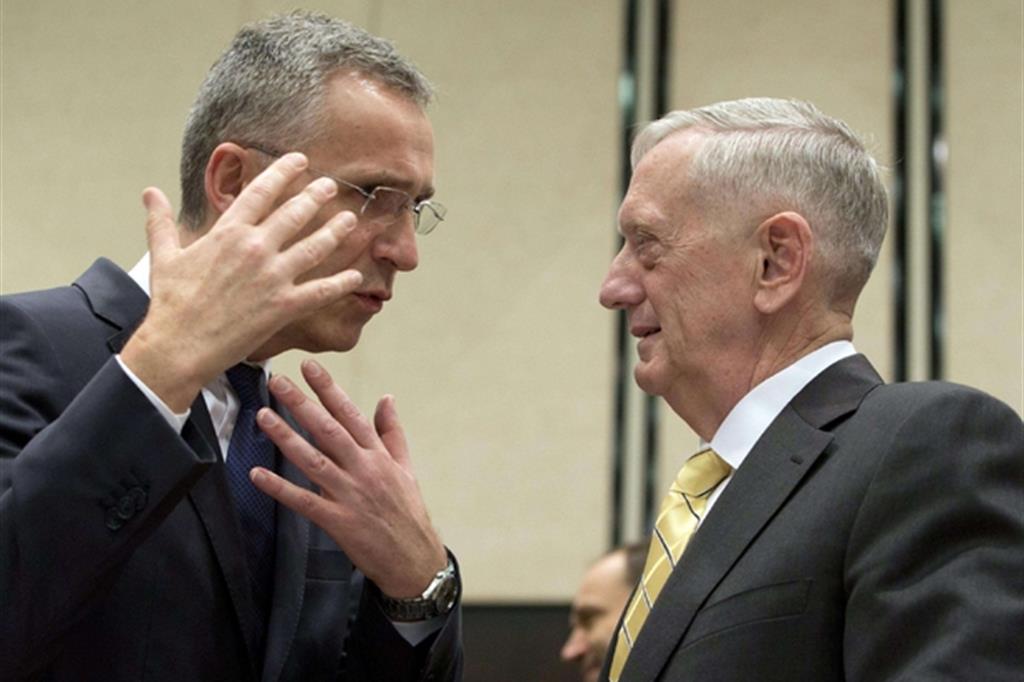 Faccia a faccia. Stoltenberg e Mattis alla Nato a Bruxelles