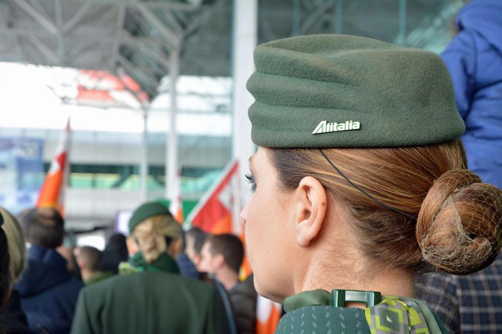 Una hostess Alitalia: il No all'accordo per il salvataggio ha prevalso tra il personale di volo (Ansa)