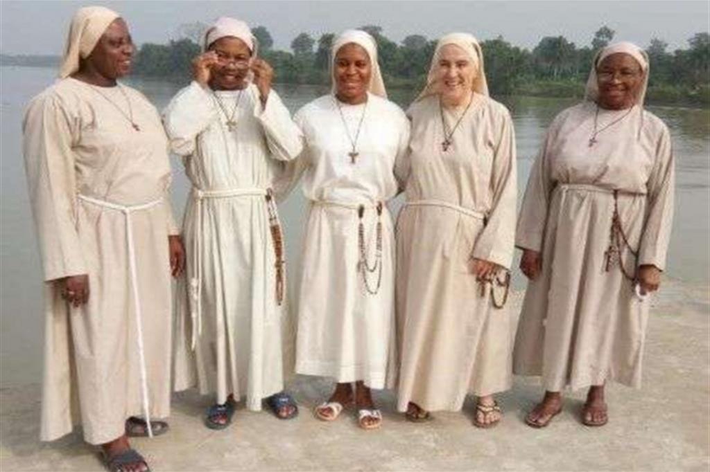 Suor Francesca (seconda da destra) con le sue consorelle nigeriane
