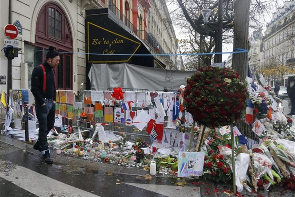 L'omaggio davanti al locale parigino attaccato nella notte del 13 novembre 2015 (Ansa)