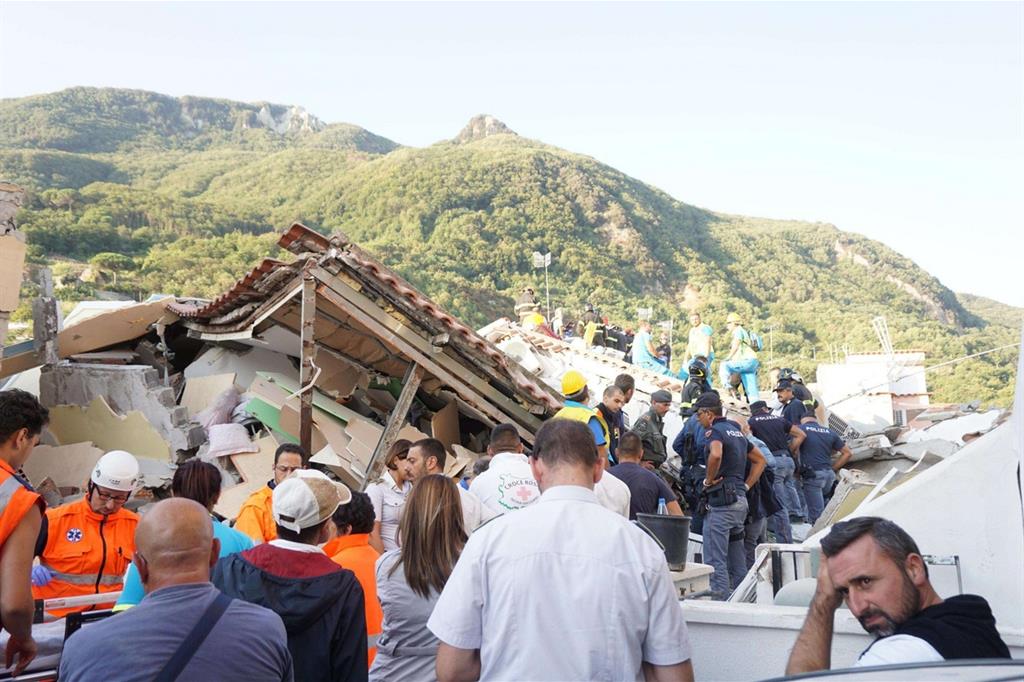 I soccorsi dopo il terremoto a Ischia (Ansa)