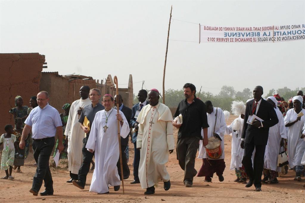 Monsignor Mario Delpini durante un viaggio in Camerun (foto chiesadimilano.it)
