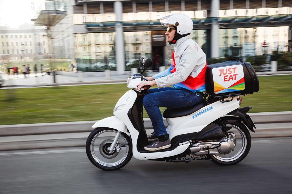 Uno scooter con il nuovo logo di Just Eat