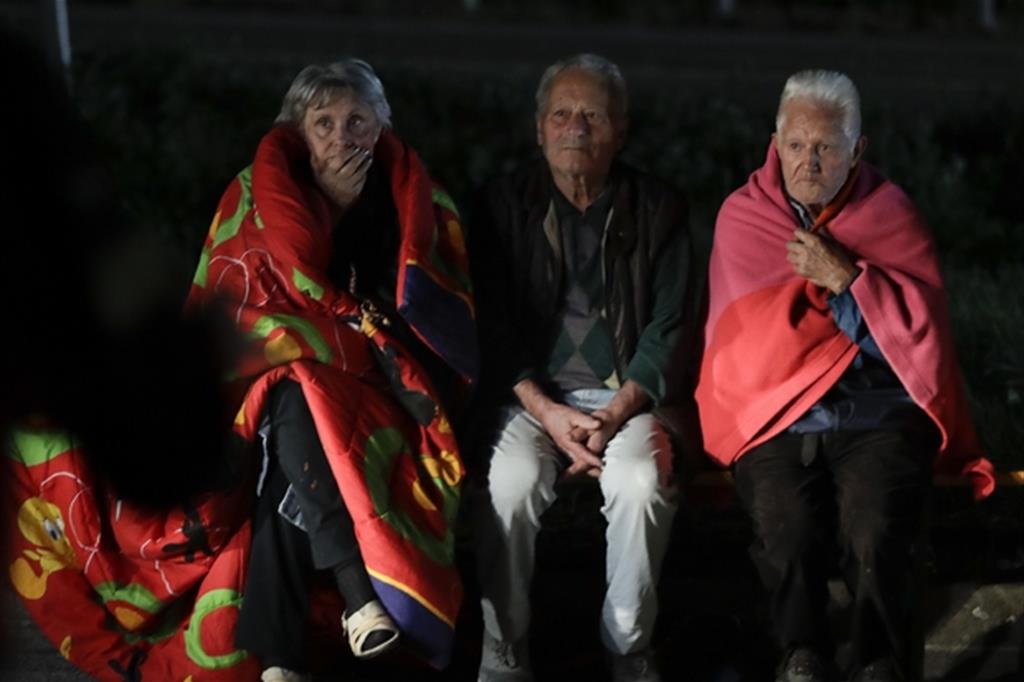 Tre anziani in un centro di soccorso subito dopo le scosse di agosto