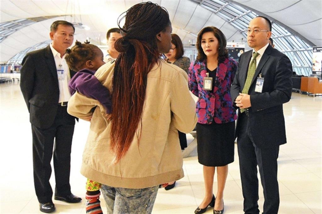 Le trattative della famiglia africana con le autorità thailandesi nello scalo di Bangkok (Ansa)