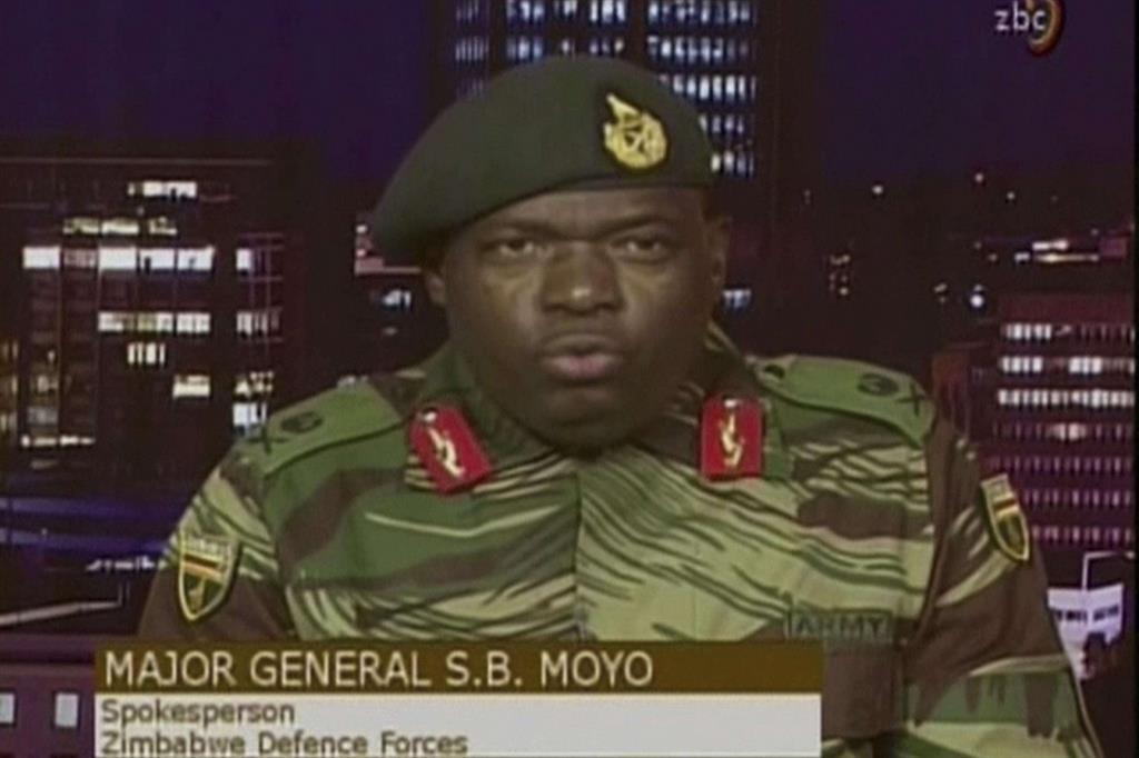 Un portavoce delle forze armate legge in televisione la dichiarazione sull'arresto di Mugabe e la moglie (Ansa)