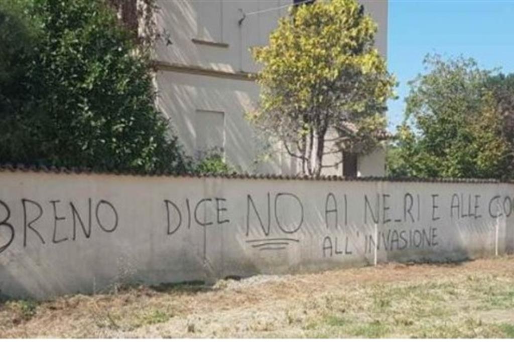 La scritta razzista sul muro della ex scuola di Breno, nel Piacentino