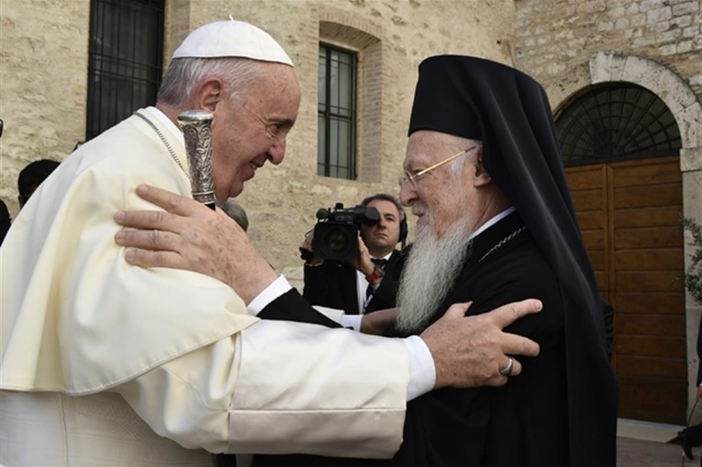 L'abbraccio tra papa Francesco e il patriarca ecumenico Bartolomeo in una foto di archivio (Siciliani)