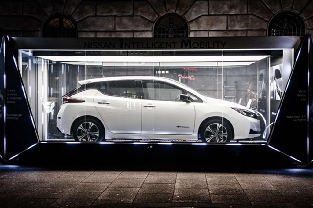La nuova Nissan Leaf esposta nella “Teca” della tappa di Milano dell'Intelligent Mobility Tour