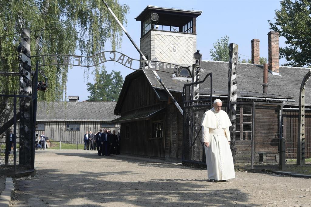 29 luglio 2016. Papa Francesco nel campo di concentramento di Auschwitz, in Polonia.