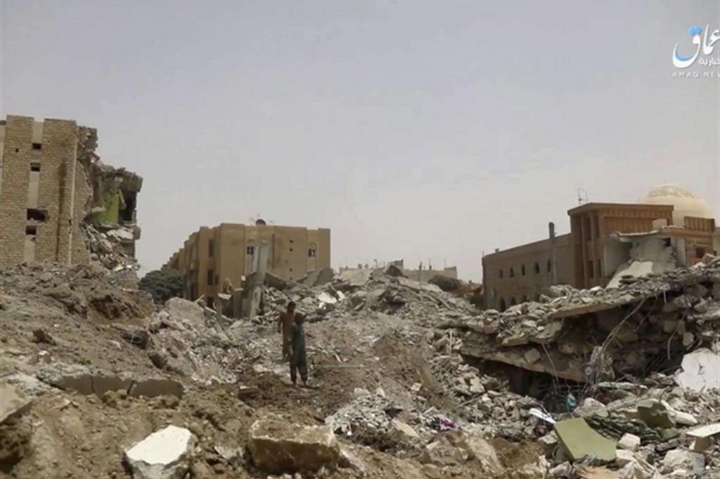 Macerie dopo un bombardamento della Coalizione alla periferia di Raqqa: la città siriana resta nelle mani del Daesh (Ansa/Ap)