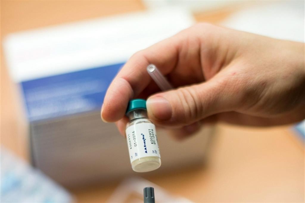 Vaccino contro il morbillo. In Italia è in corso un'epidemia che ha causato 4 vittime (Ansa)