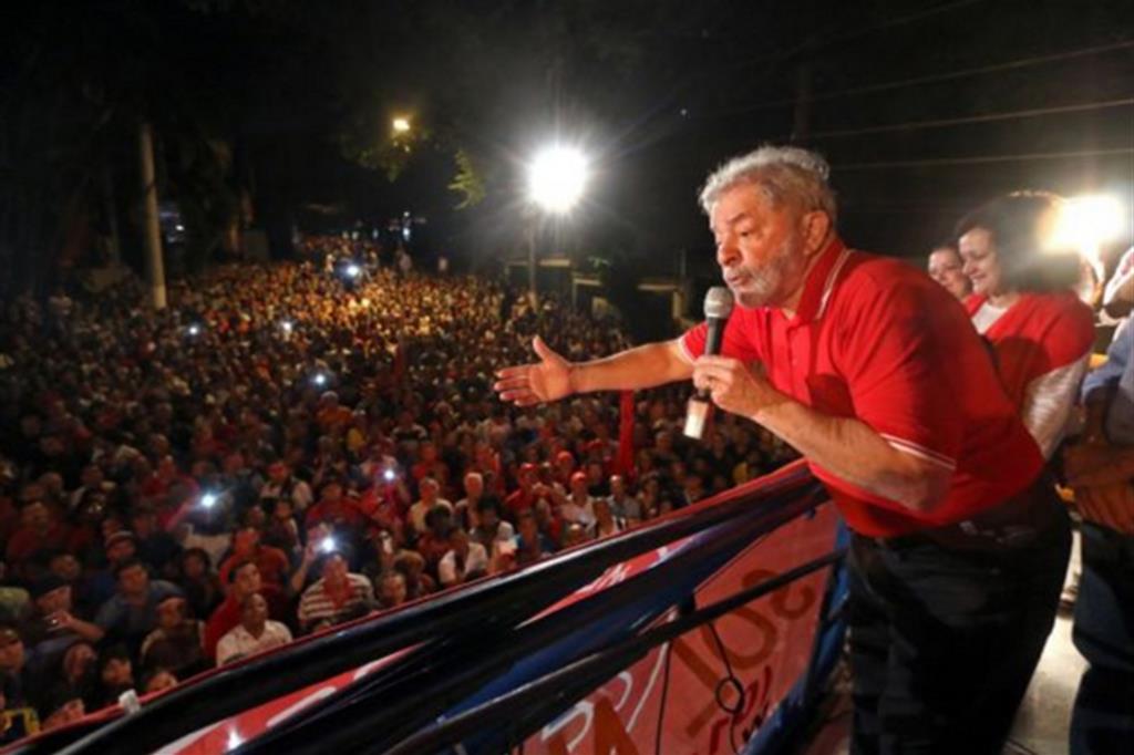Luiz Inácio Lula da Silva in un comizio a San Paolo: l'ex presidente brasiliano ha 72 anni