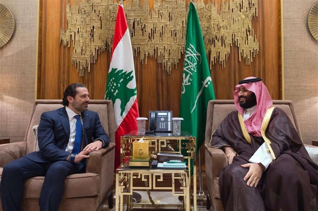 L'erede al trono saudita Mohammed bin Salman (a destra) con il premier dimissionario libanese Saad Hariri