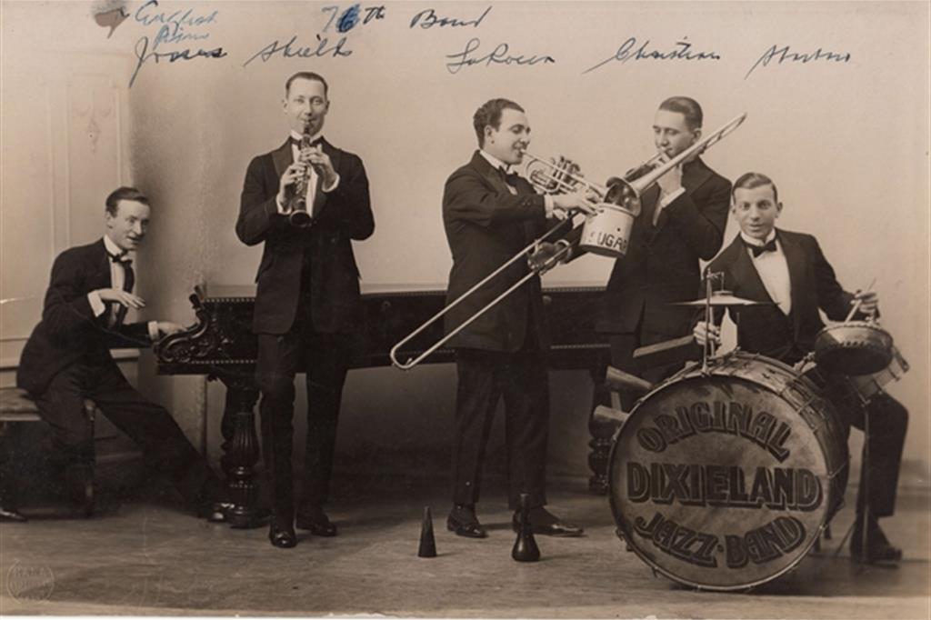 La formazione dell’Original Dixieland Jazz Band con al centro Nick La Rocca