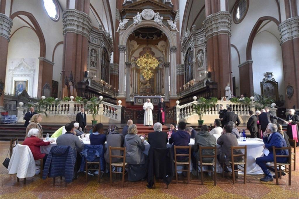 Papa Francesco nella Basilica di San Petronio a Bologna dove ha pranzato con alcuni poveri (Ansa)
