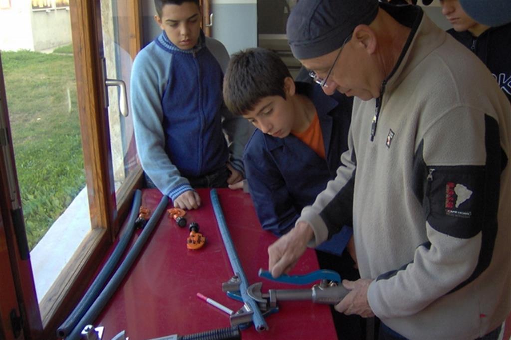 Un altro momento di studio ad Aslam: un artigiano insegna il mestiere ai ragazzi