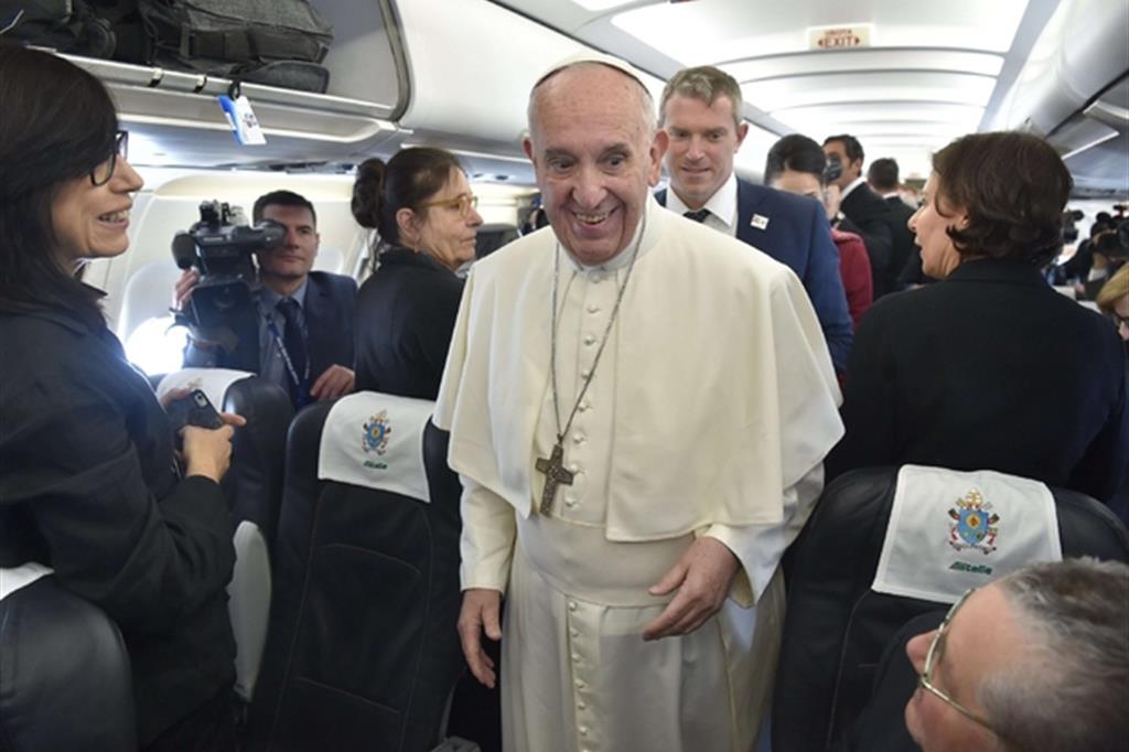 Il Papa a bordo dell'aereo che lo ha portato in Egitto (Osservatore romano)