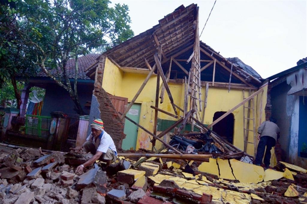 Decine le abitazioni devastate dal terremoto (Ansa)