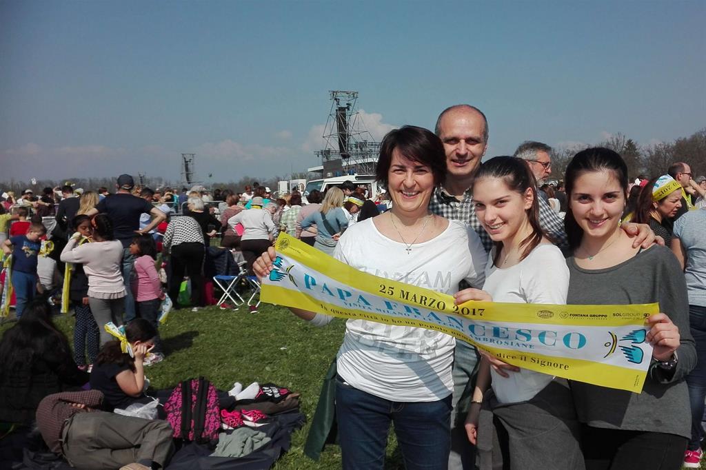 Rossella Sollazzo e la sua famiglia assieme agli amici della parrocchia Prestino in Como - 