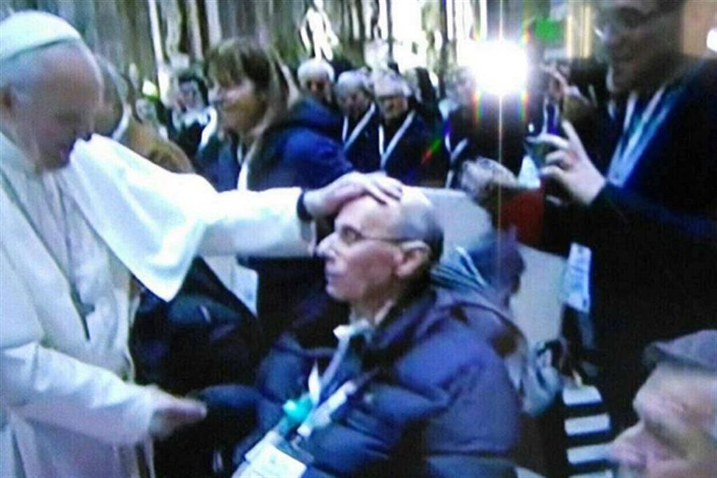 Don Mario Monti (parrocchia dell'Assunta milano, malato di sla) accompagnato dal dott. Daniele Colombo (associazione Gasla onlus) - 