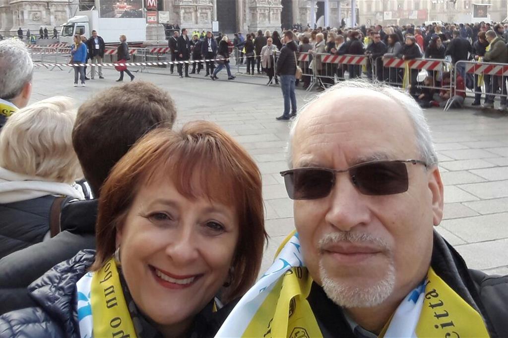 Claudia e Nicola Papparella all'Angelus in piazza Duomo: «Per ricordare una giornata di festa del cuore e dello spirito!» - 