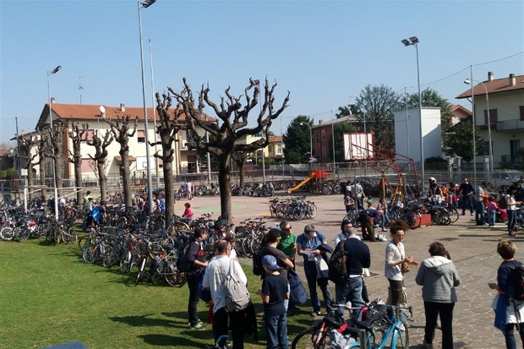 San Fiorano di Villa Santa gli alpini sono ha fare sentinella a 2813 biciclette dei ciclisti che vanno ha trovare il Papa - 