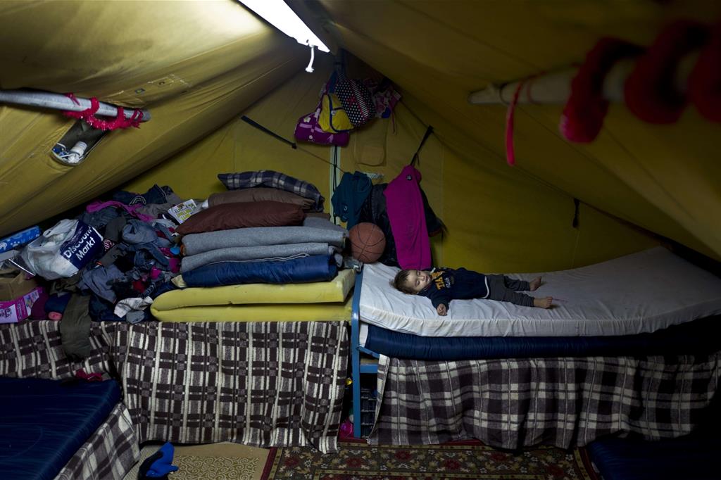 Elan Darwish, 14 mesi, sta dormendo nella tenda della sua famiglia nel campo di Kalochori nell'area industriale di Salonicco, in Grecia.