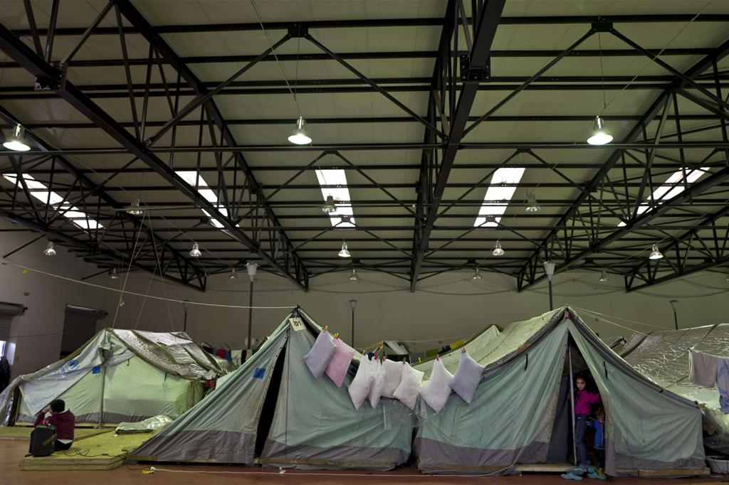 Nel settembre del 2015 l’Unione europea aveva annunciato un piano per ricollocare 160mila richiedenti asilo dall’Italia e dalla Grecia verso gli altri Paesi dell’Unione in base a un sistema di quote. A gennaio 2017 meno di 8mila persone sono state trasferite dalla Grecia, sulle 66mila che avevano aderito al programma.