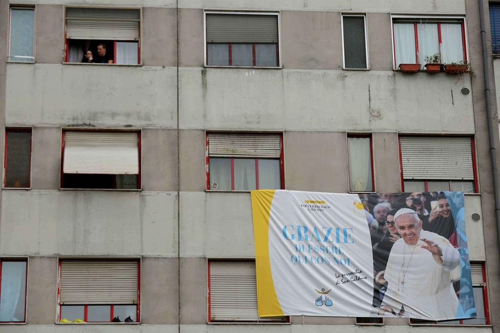 Case Bianche: uno striscione di ringraziamento al Papa per la sua visita (Fotogramma)
