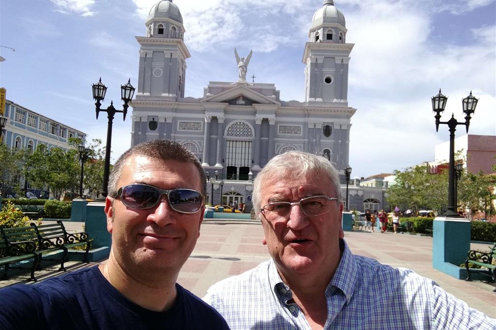 Don Marco Pavan (a sinistra) e don Adriano Valagussa davanti alla cattedrale di Santiago de Cuba