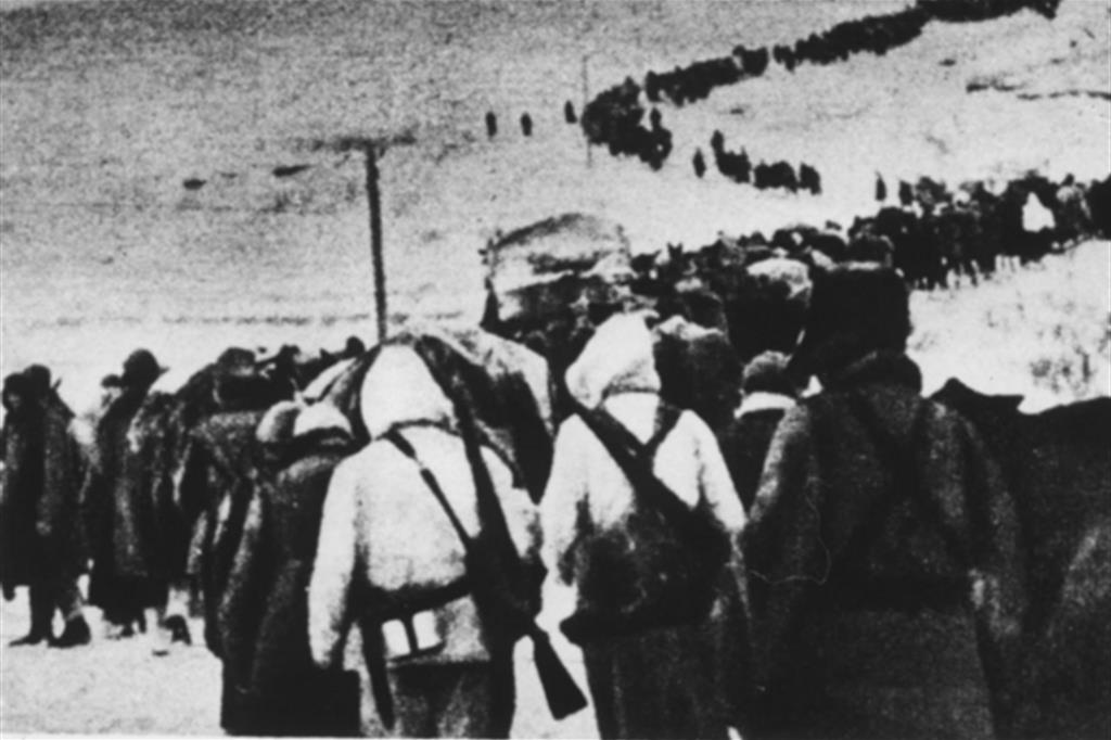Soldati italiani in ritirata dalla Russia, 1943.