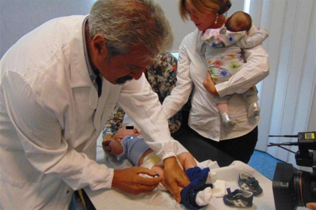 Il ministro Beatrice Lorenzin mentre vaccina i suoi figli, a Roma