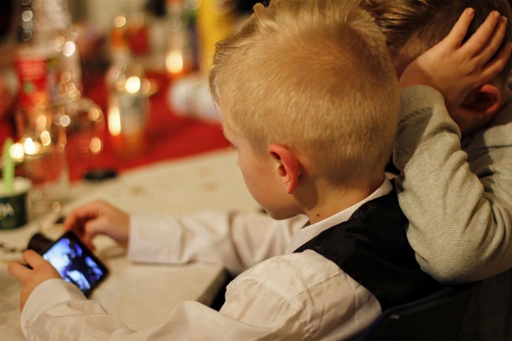 Bambini allo smartphone al ristorante