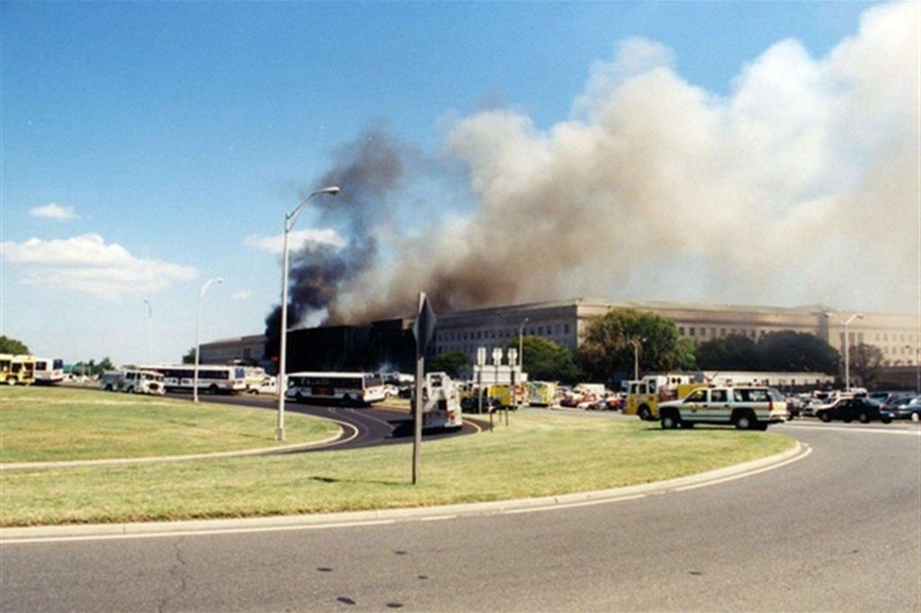 Il fumo dopo lo schianto dell'aereo sul Pentagono (Ansa) - 