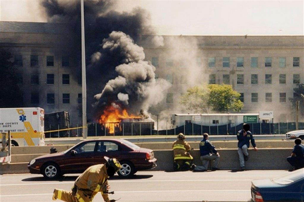 Fiamme e fumo al Pentagono dopo l'attacco dell'11 settembre (Ansa) - 