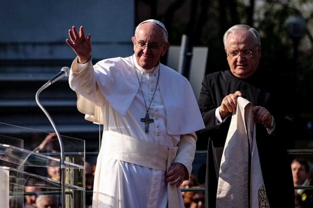 Via Salomone, visita di Papa Francesco alle case bianche - 